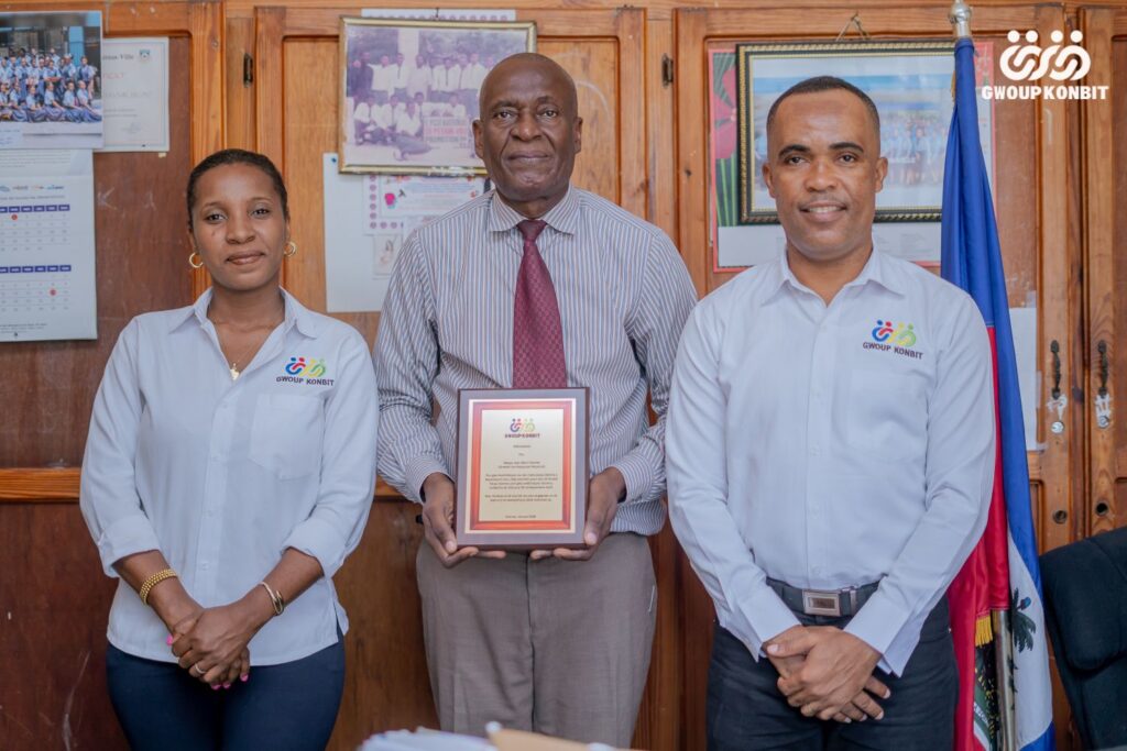 Le mouvement social Gwoup Konbit honore le Directeur du Lycée National de Pétion-Ville, M. Jean Marc Charles